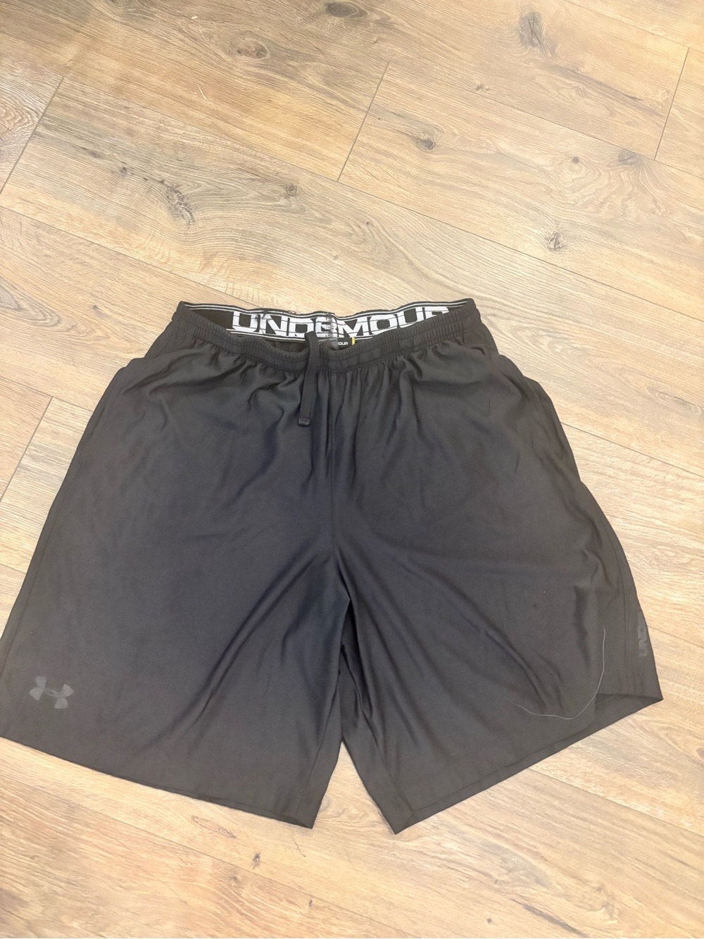 Under Armour Men’s Black  Loose Athletic Shorts large LG Drawstring Pockets
